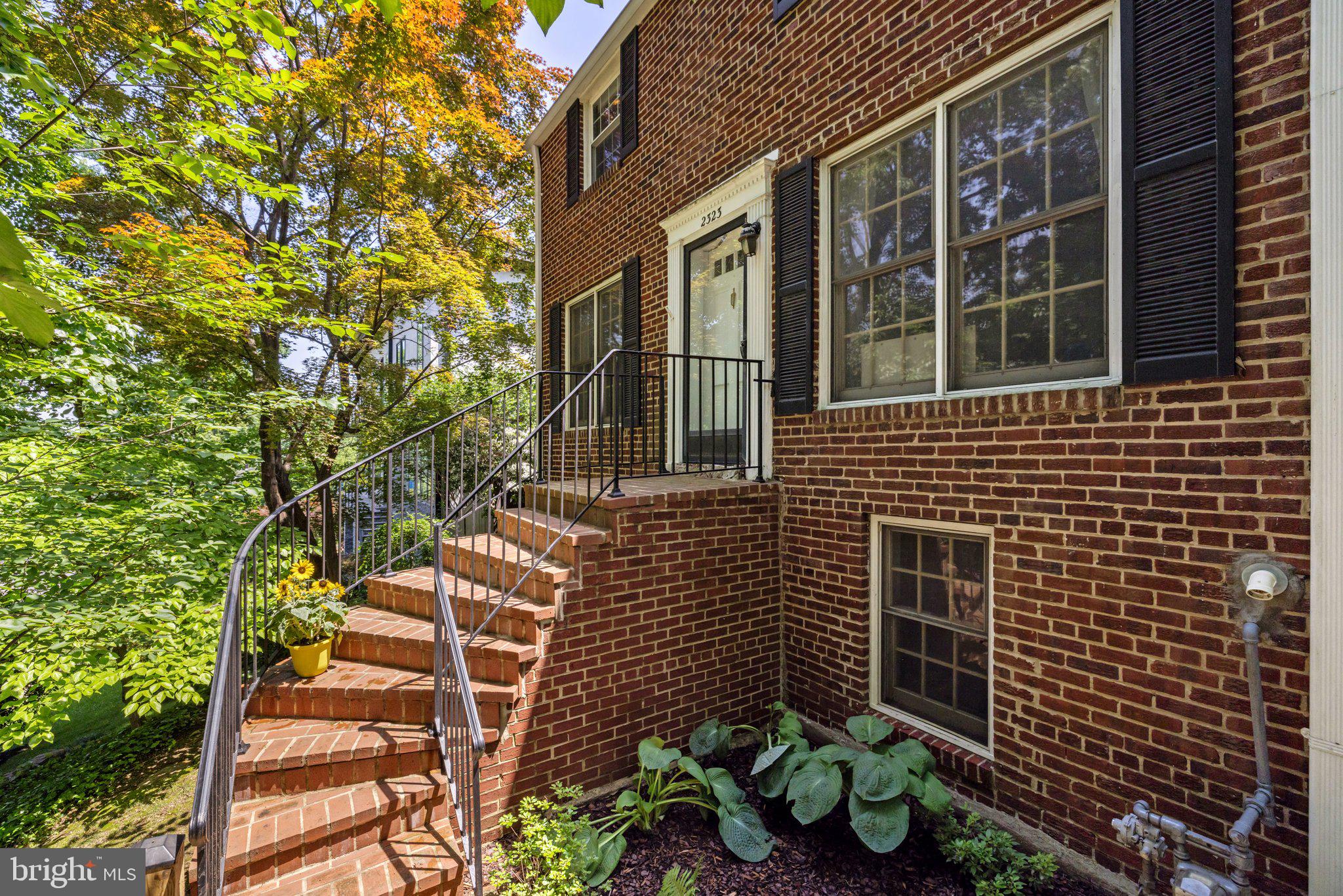 2323 N VERMONT STREET