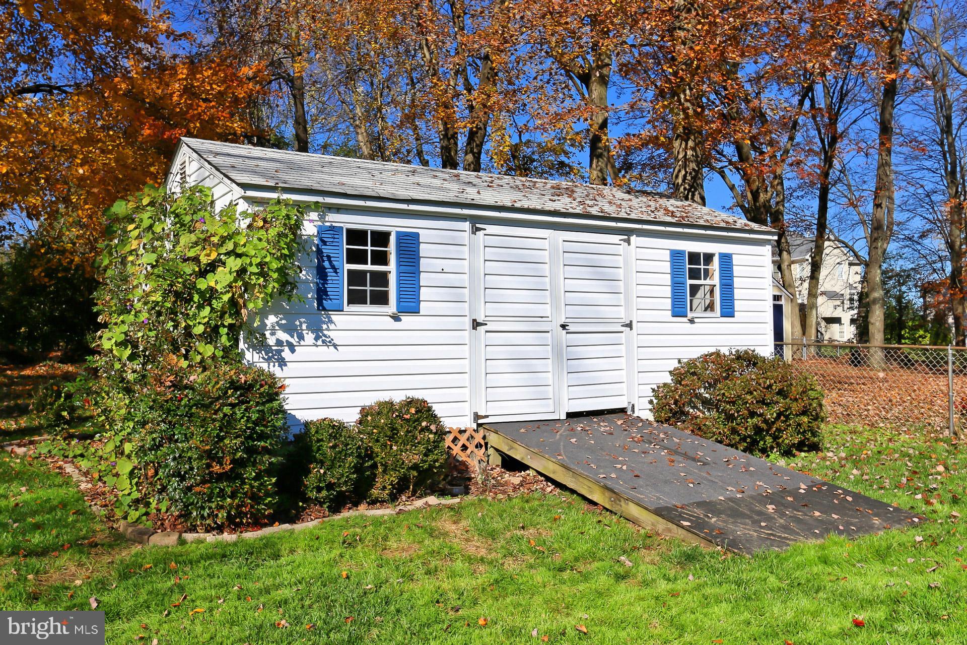COUNTRY CLUB VIEW - Residential