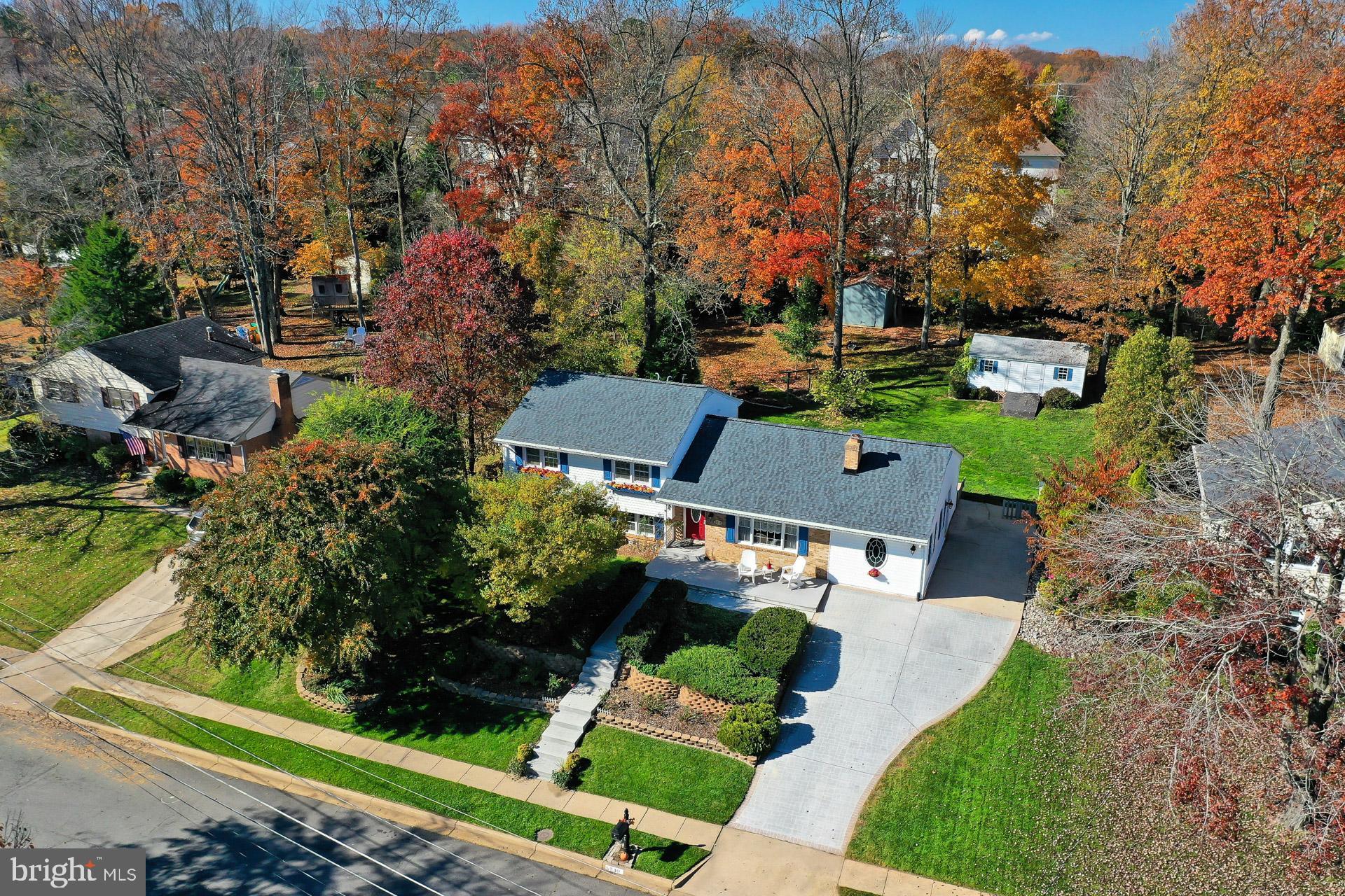 COUNTRY CLUB VIEW - Residential
