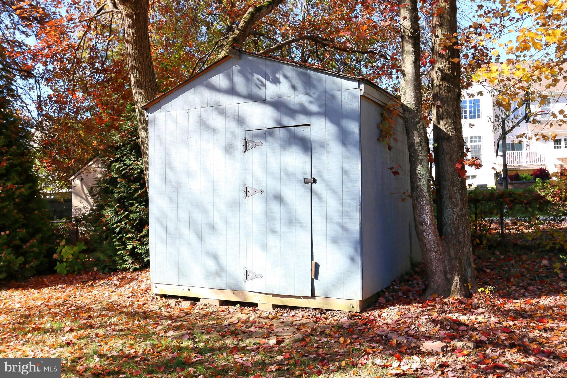 COUNTRY CLUB VIEW - Residential