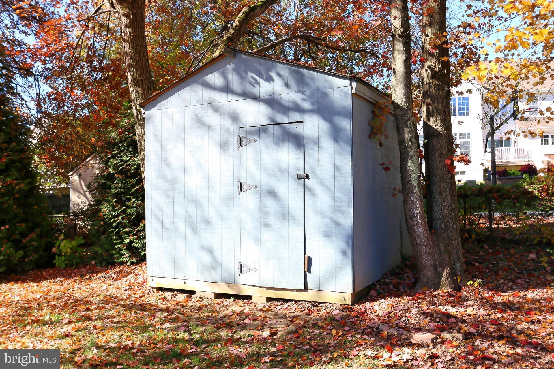 COUNTRY CLUB VIEW - Residential