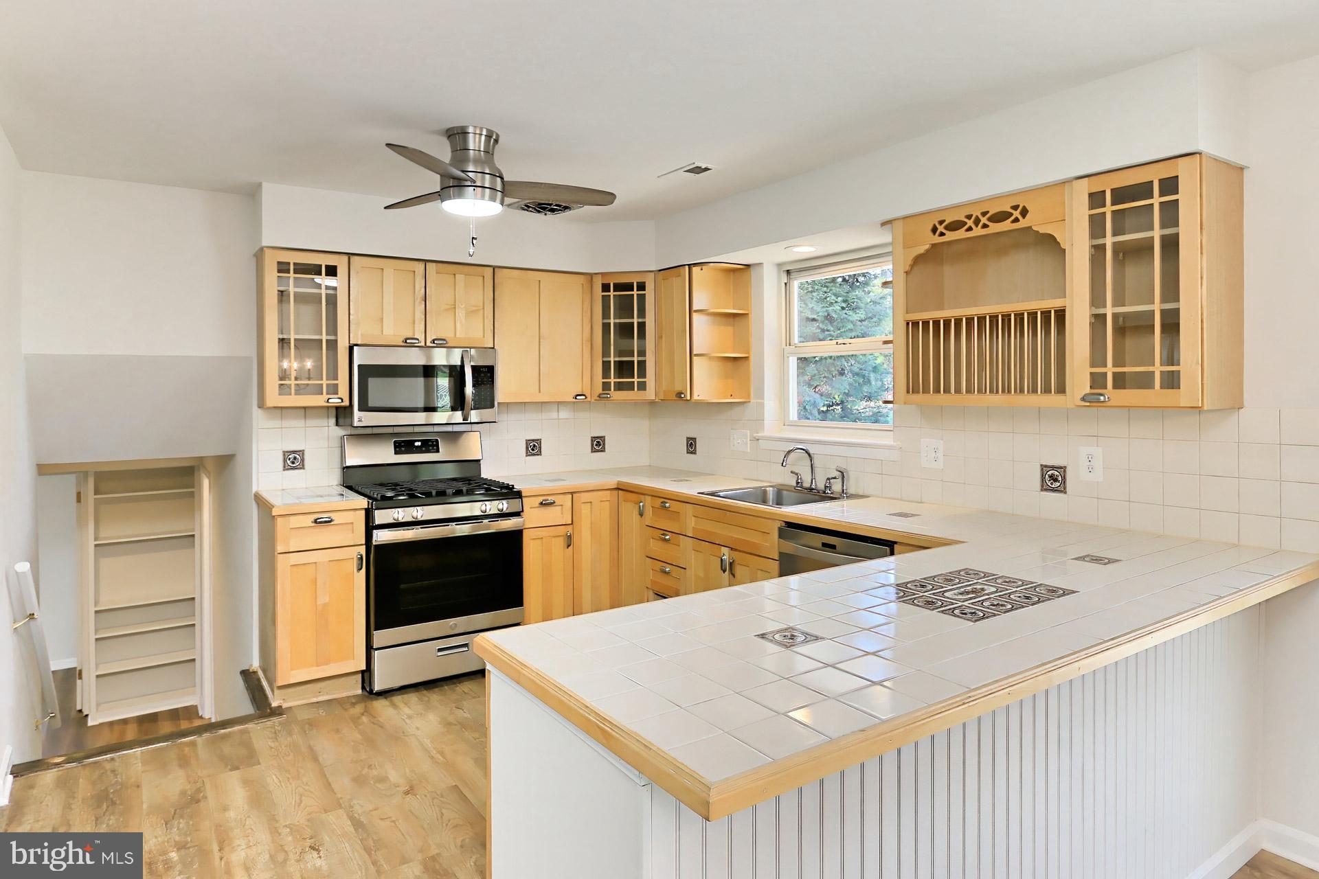 COUNTRY CLUB VIEW - Residential