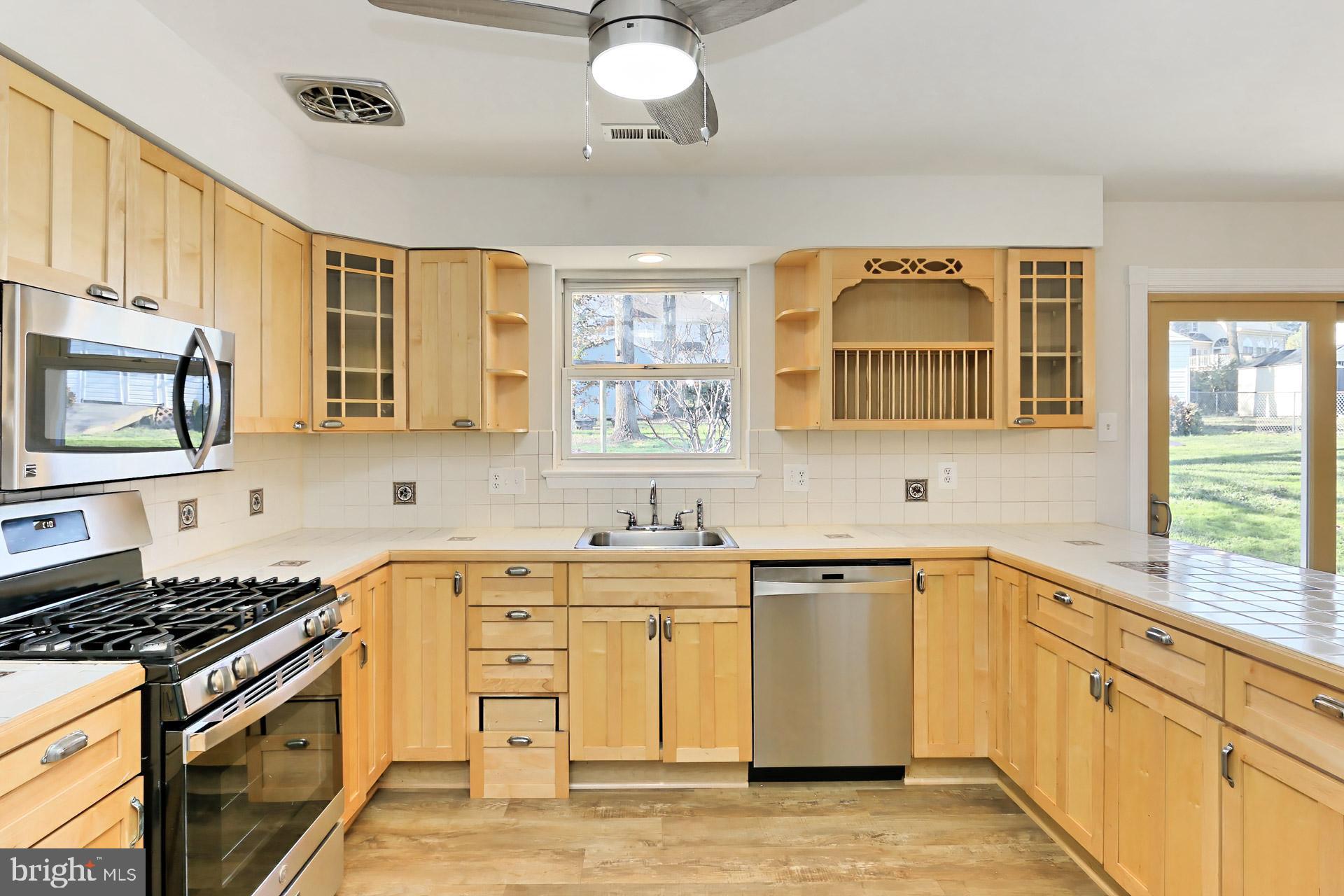 COUNTRY CLUB VIEW - Residential