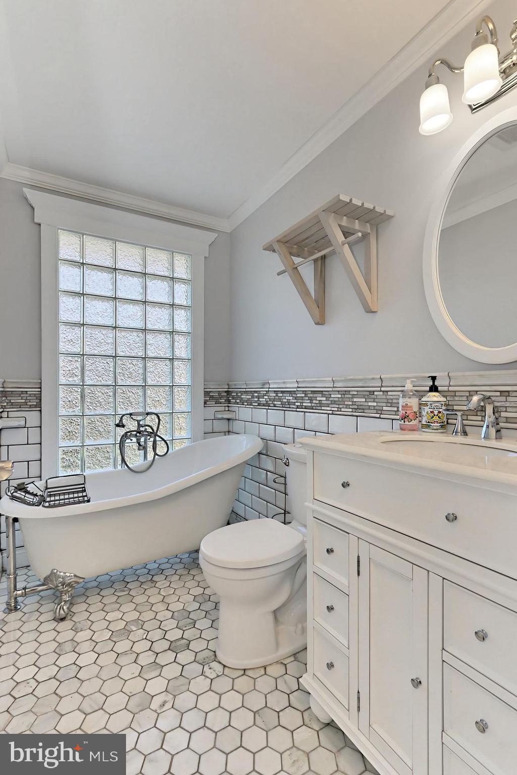 COUNTRY CLUB VIEW - Residential