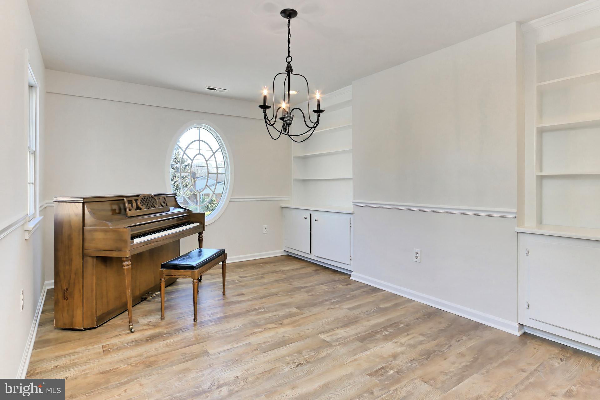 COUNTRY CLUB VIEW - Residential