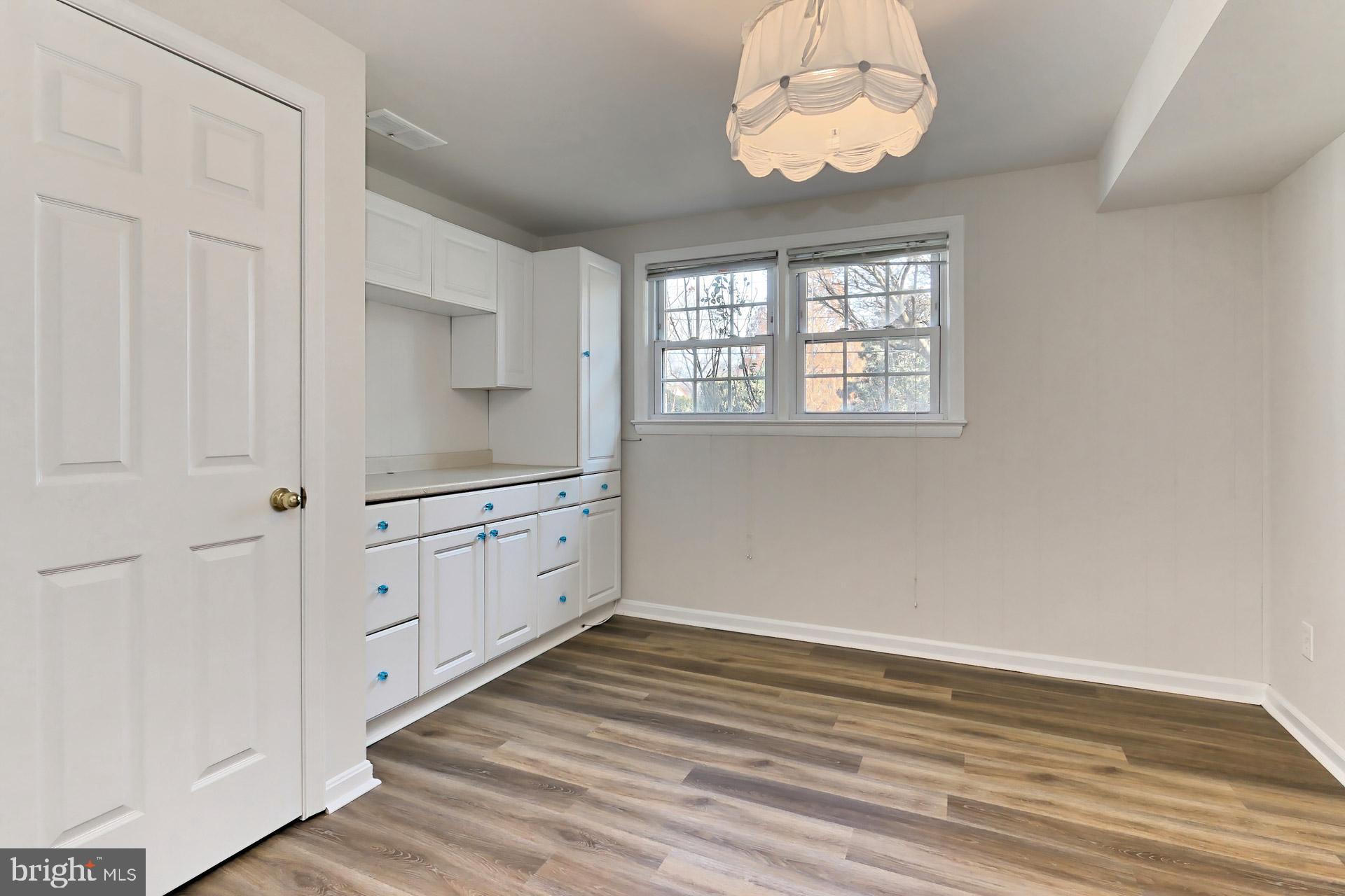 COUNTRY CLUB VIEW - Residential