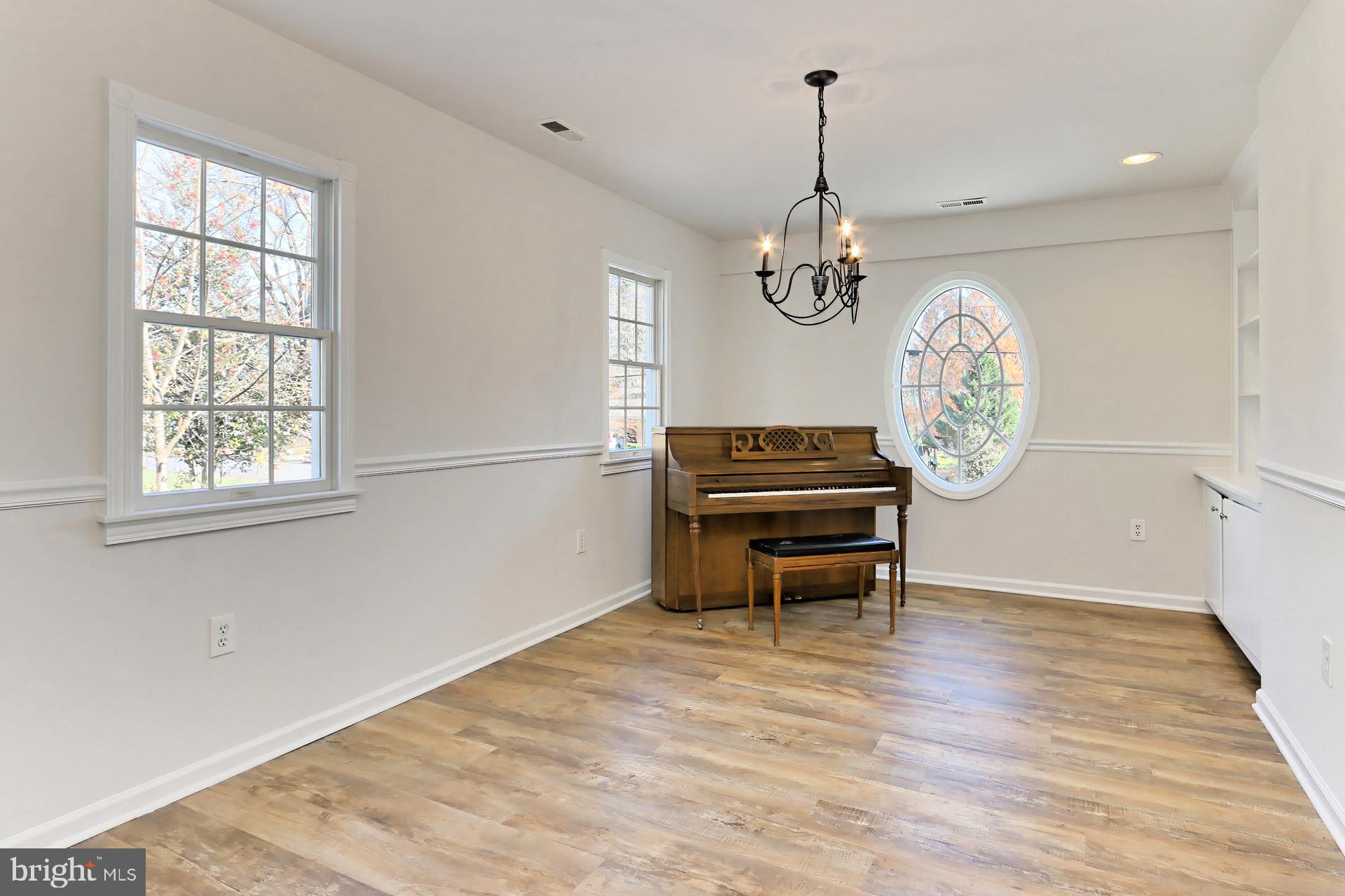 COUNTRY CLUB VIEW - Residential