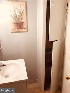 ELMWOOD PARK - Residential Lease