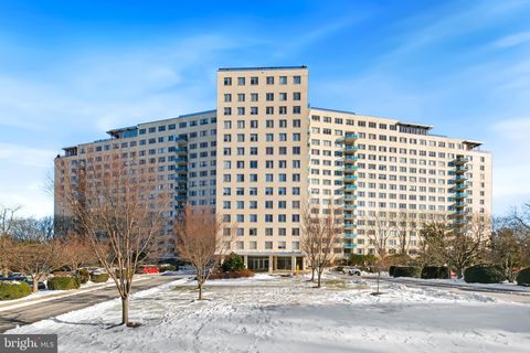 Photo of 10401 Grosvenor Place #408, ROCKVILLE, MD 20852 (MLS # MDMC2212718)