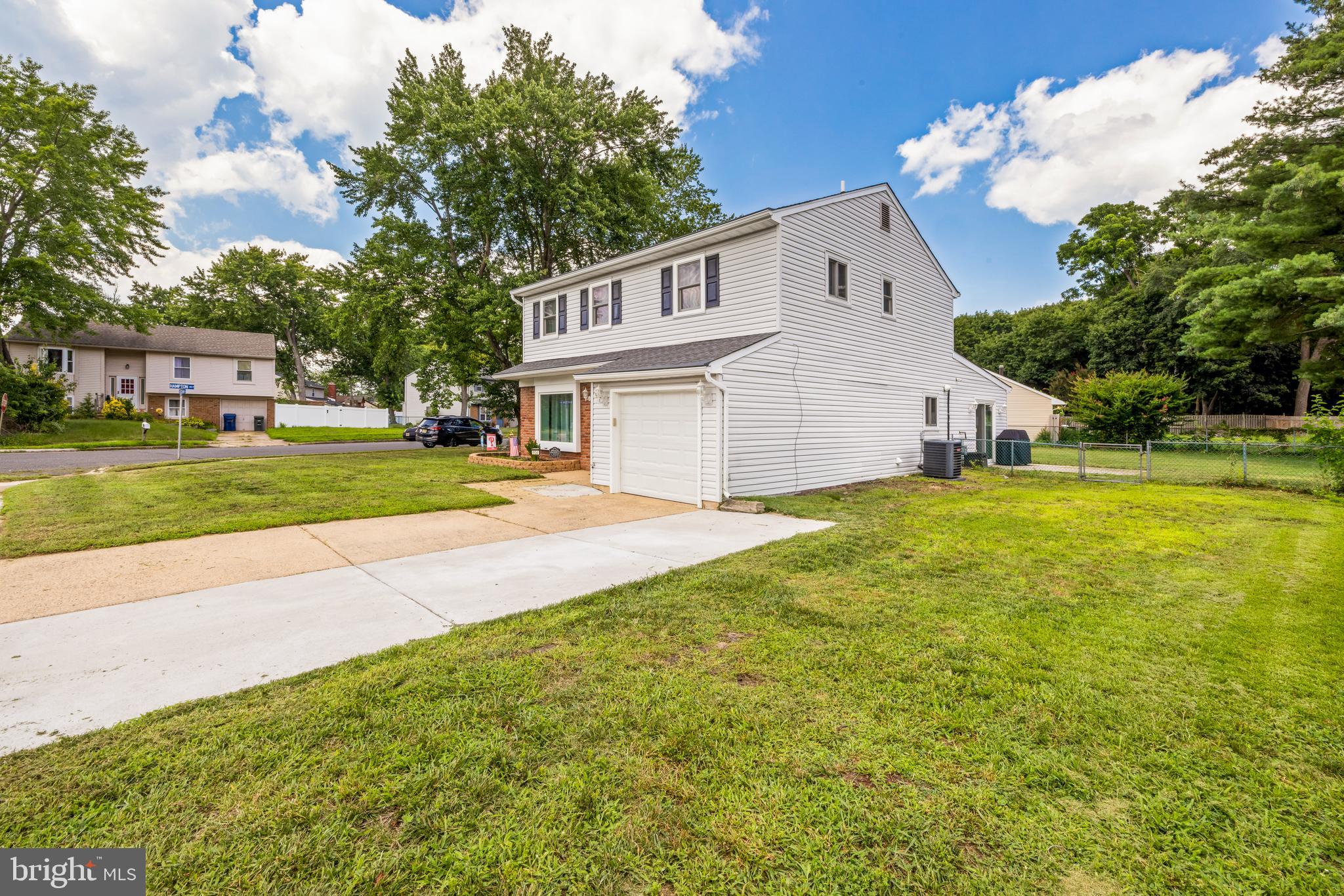 934 HAMPTON WAY
