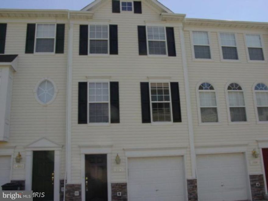 Don’t miss this beautiful 3-level townhouse featuring 3 bedrooms, 2 full bathrooms, and a 1-car garage in a highly sought-after location. Highlights include the following: (1) Spacious kitchen with elegant maple cabinets and tiled flooring. (2) Bright and open layout across three finished levels. (3) Convenient 1-car garage with additional parking available.
Walkable to shopping centers, restaurants, fitness centers, day care, and metro station.
Schedule your tour today—this opportunity won’t last long!