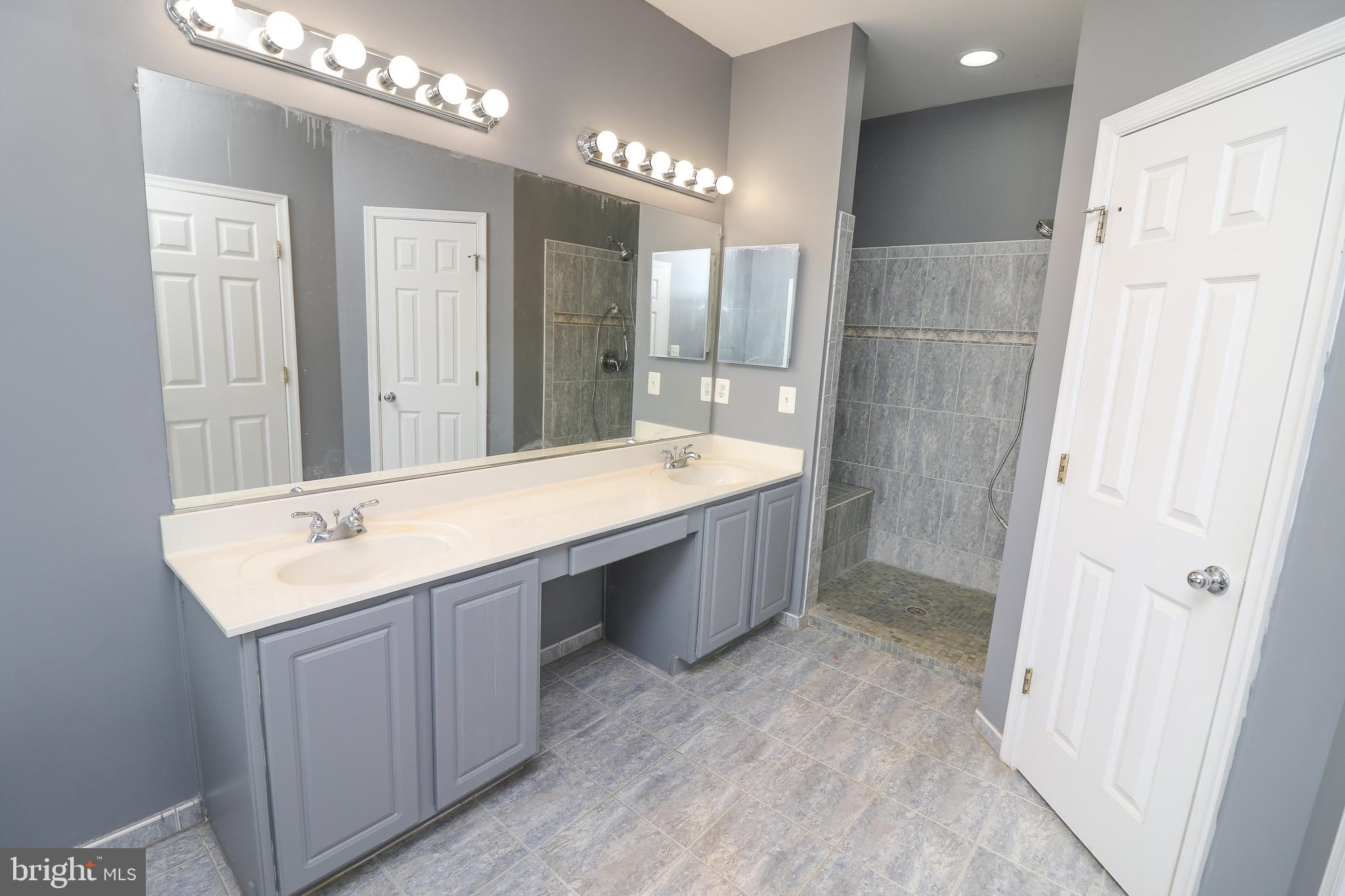 VILLAGE CASE - Residential