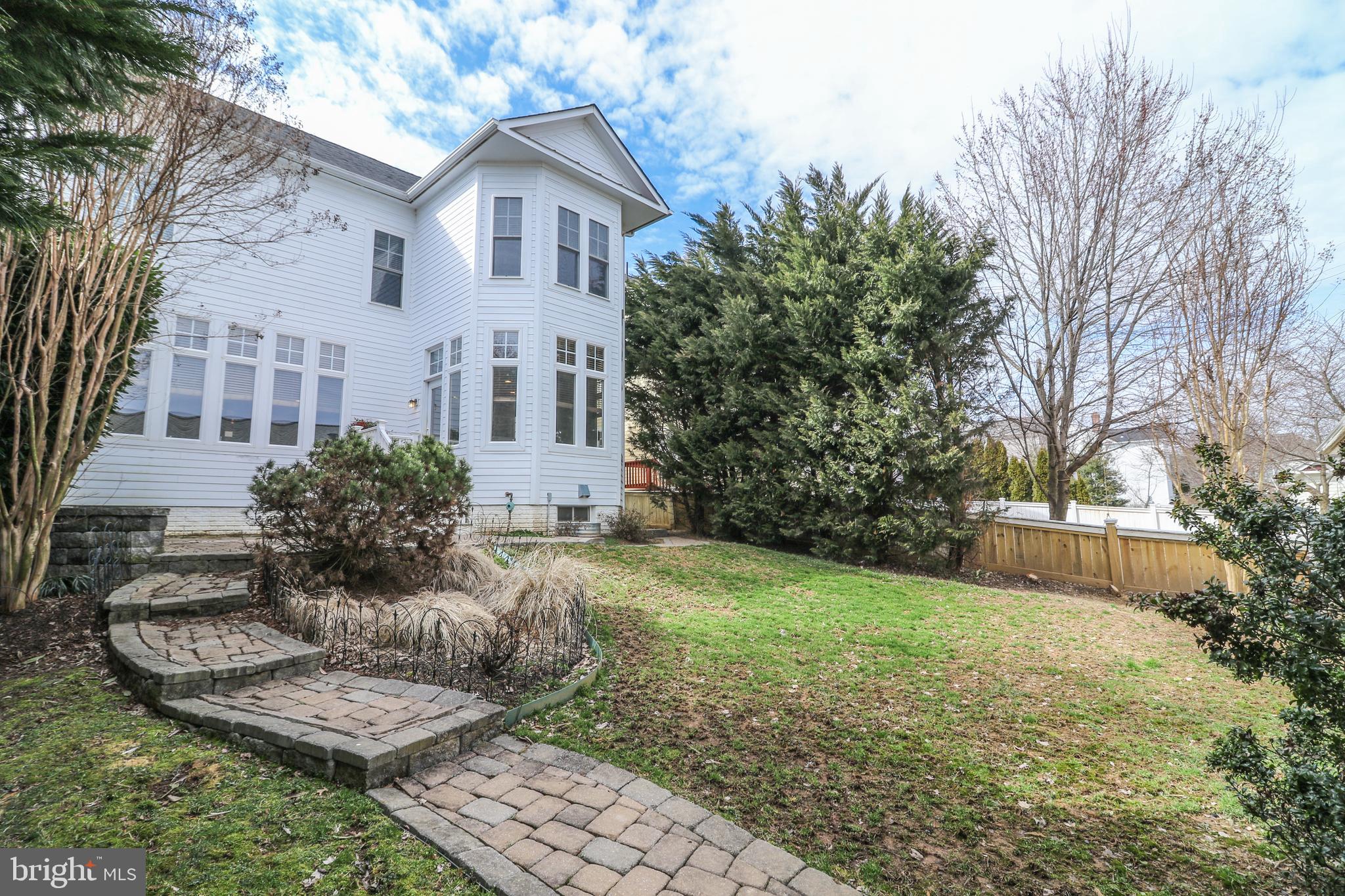 VILLAGE CASE - Residential