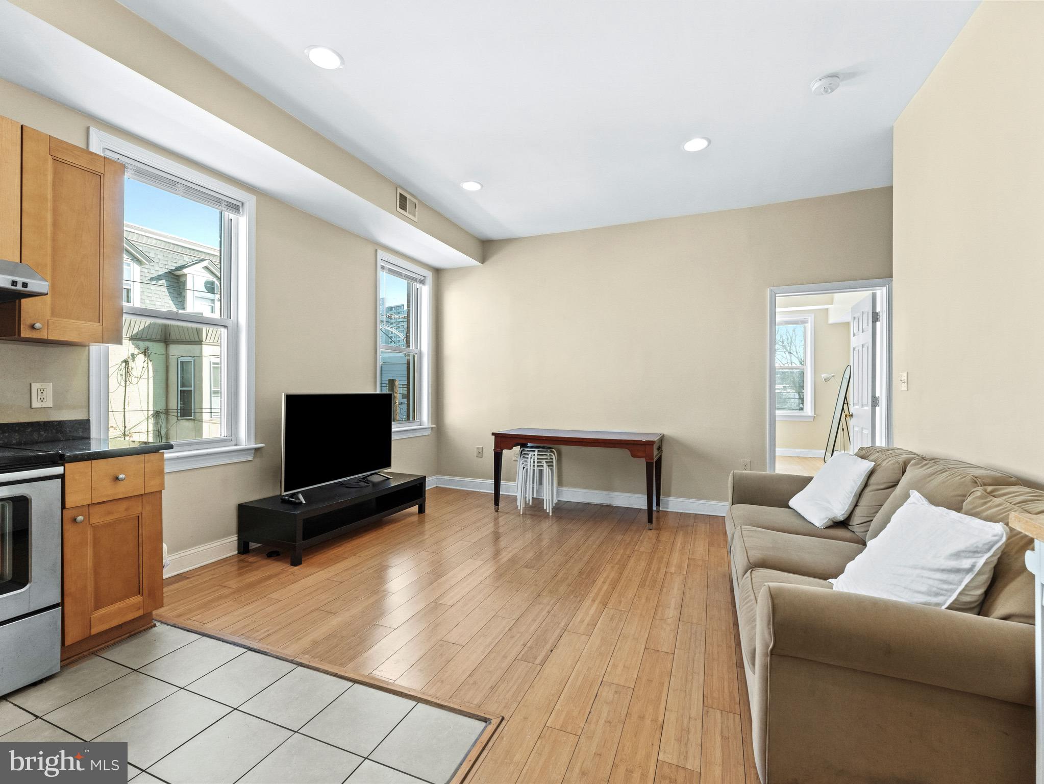 UNIVERSITY CITY - Residential Income