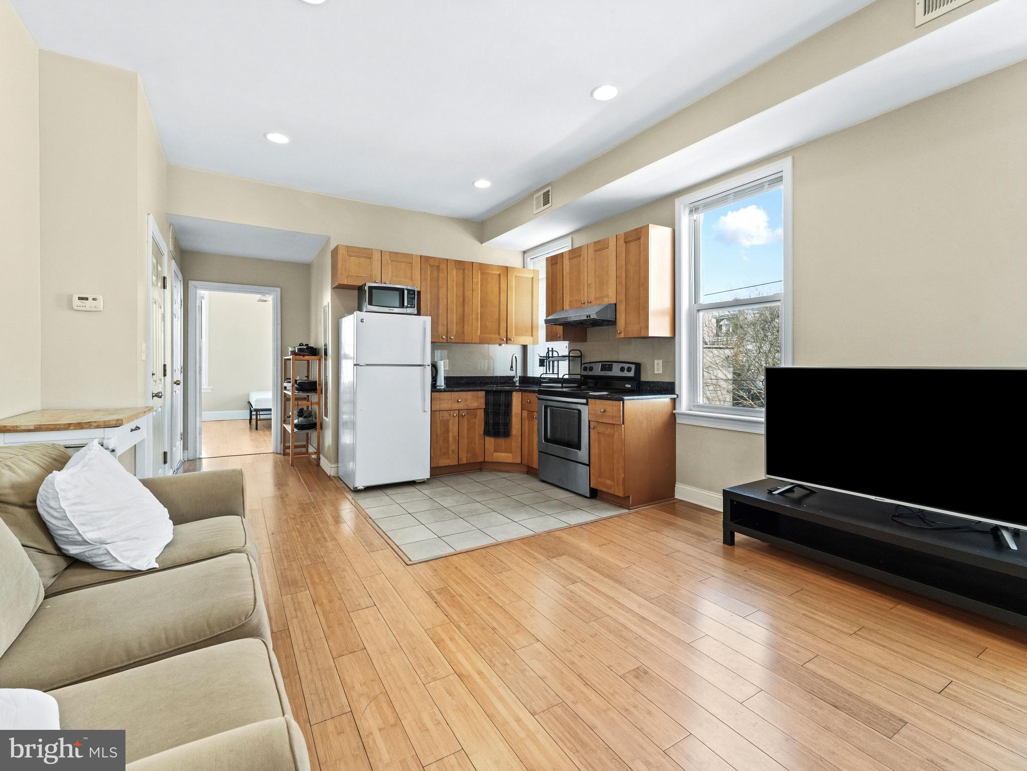 UNIVERSITY CITY - Residential Income