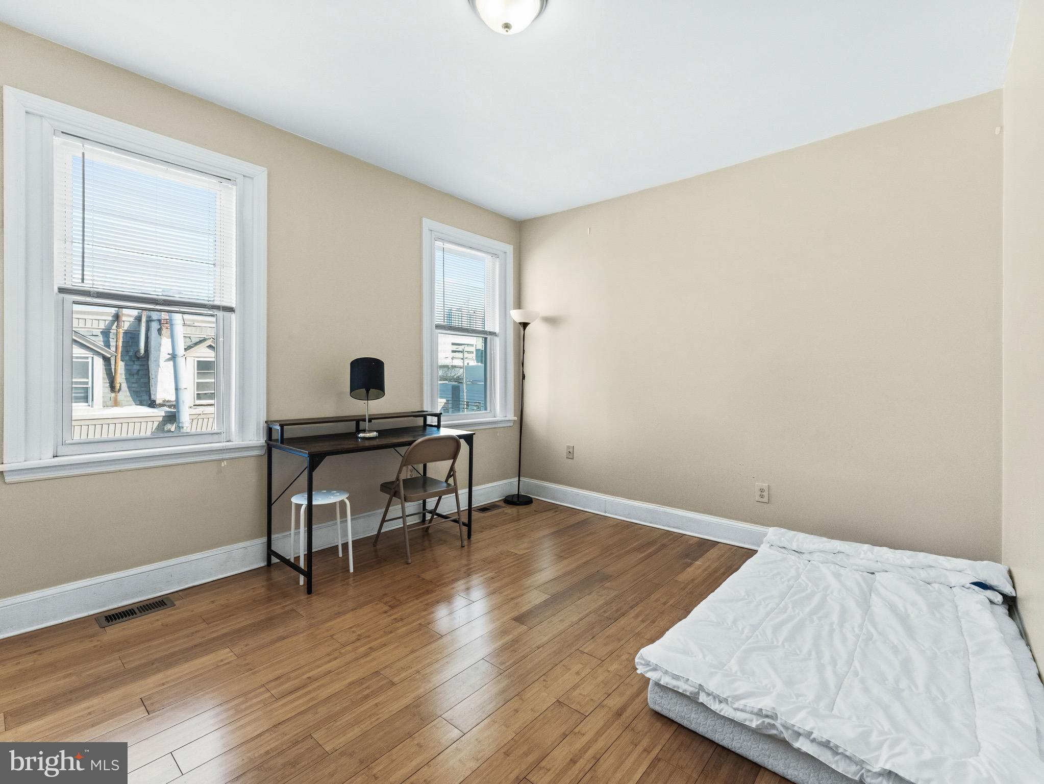 UNIVERSITY CITY - Residential Income