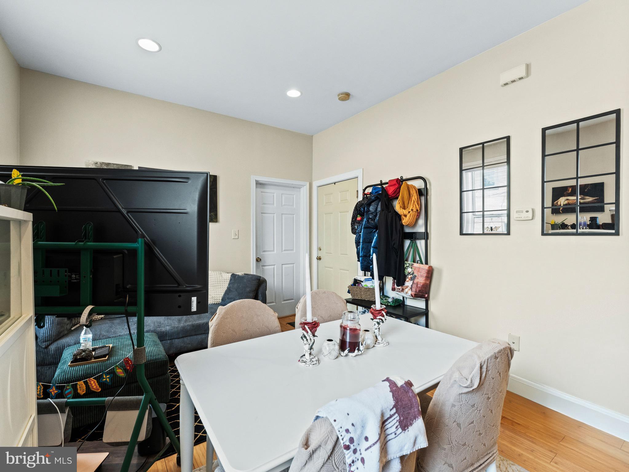 UNIVERSITY CITY - Residential Income