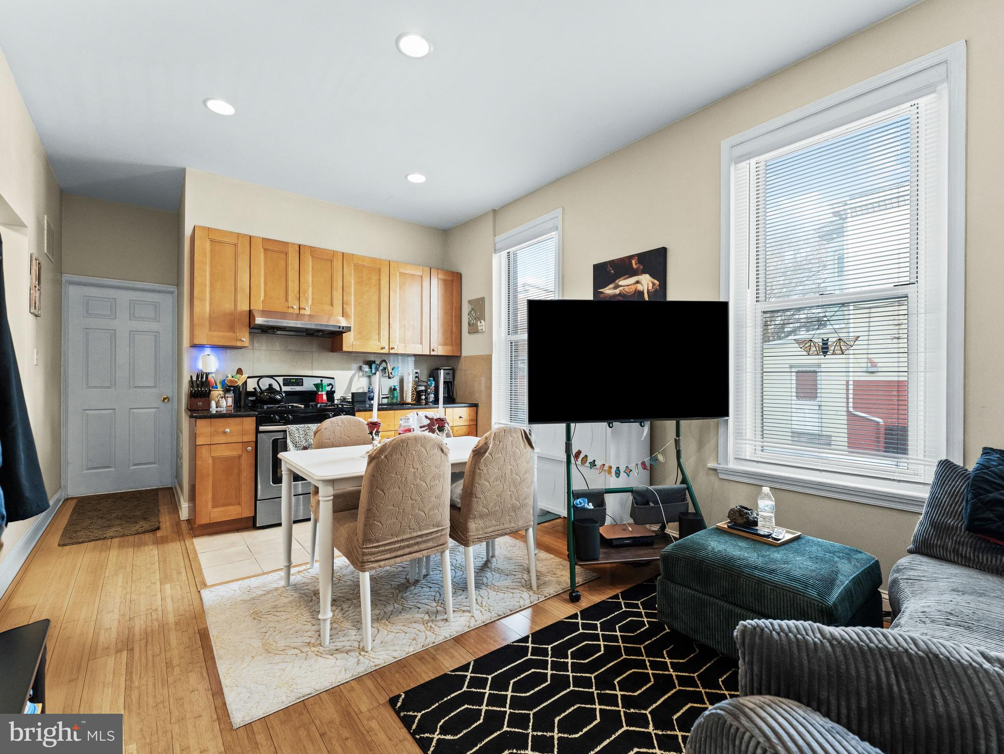 UNIVERSITY CITY - Residential Income