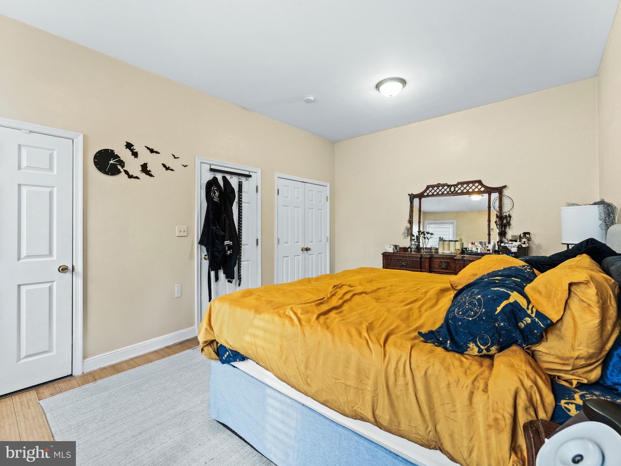 UNIVERSITY CITY - Residential Income