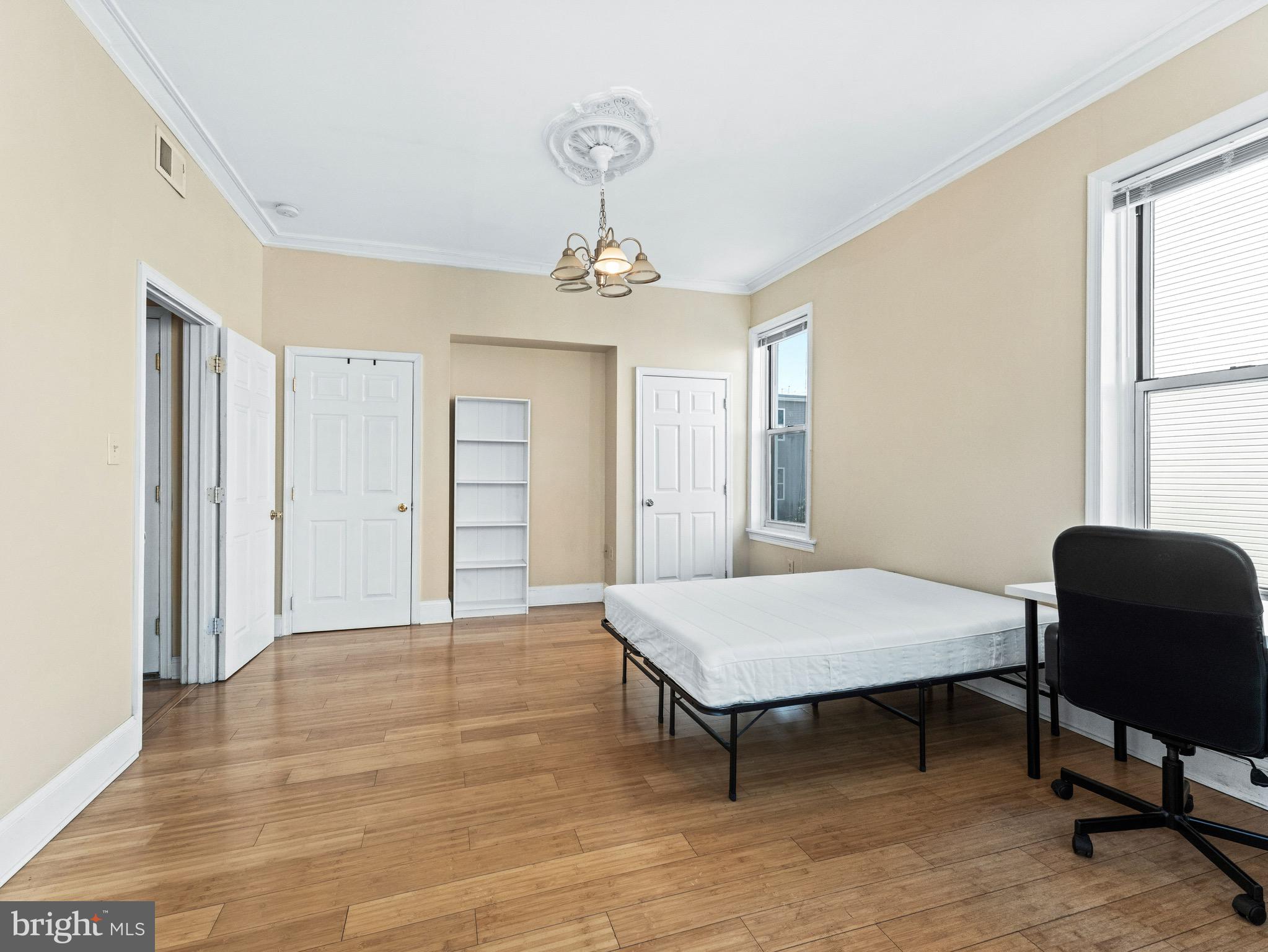 UNIVERSITY CITY - Residential Income