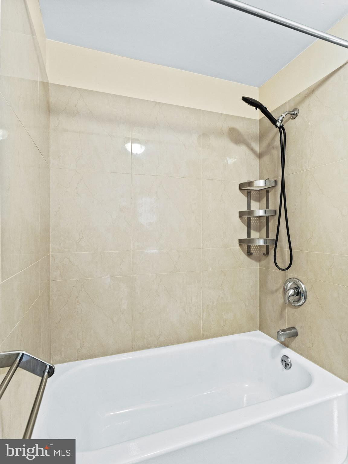 UNIVERSITY CITY - Residential Income