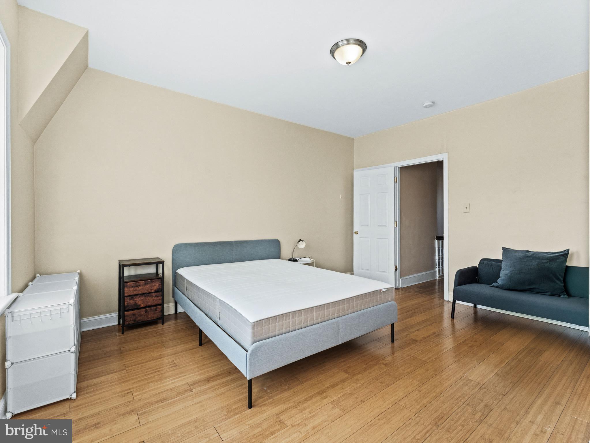 UNIVERSITY CITY - Residential Income