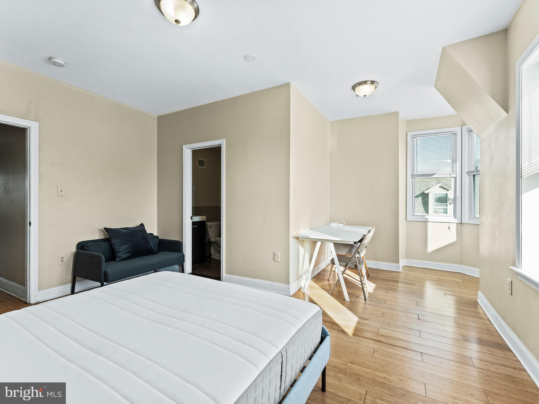 UNIVERSITY CITY - Residential Income