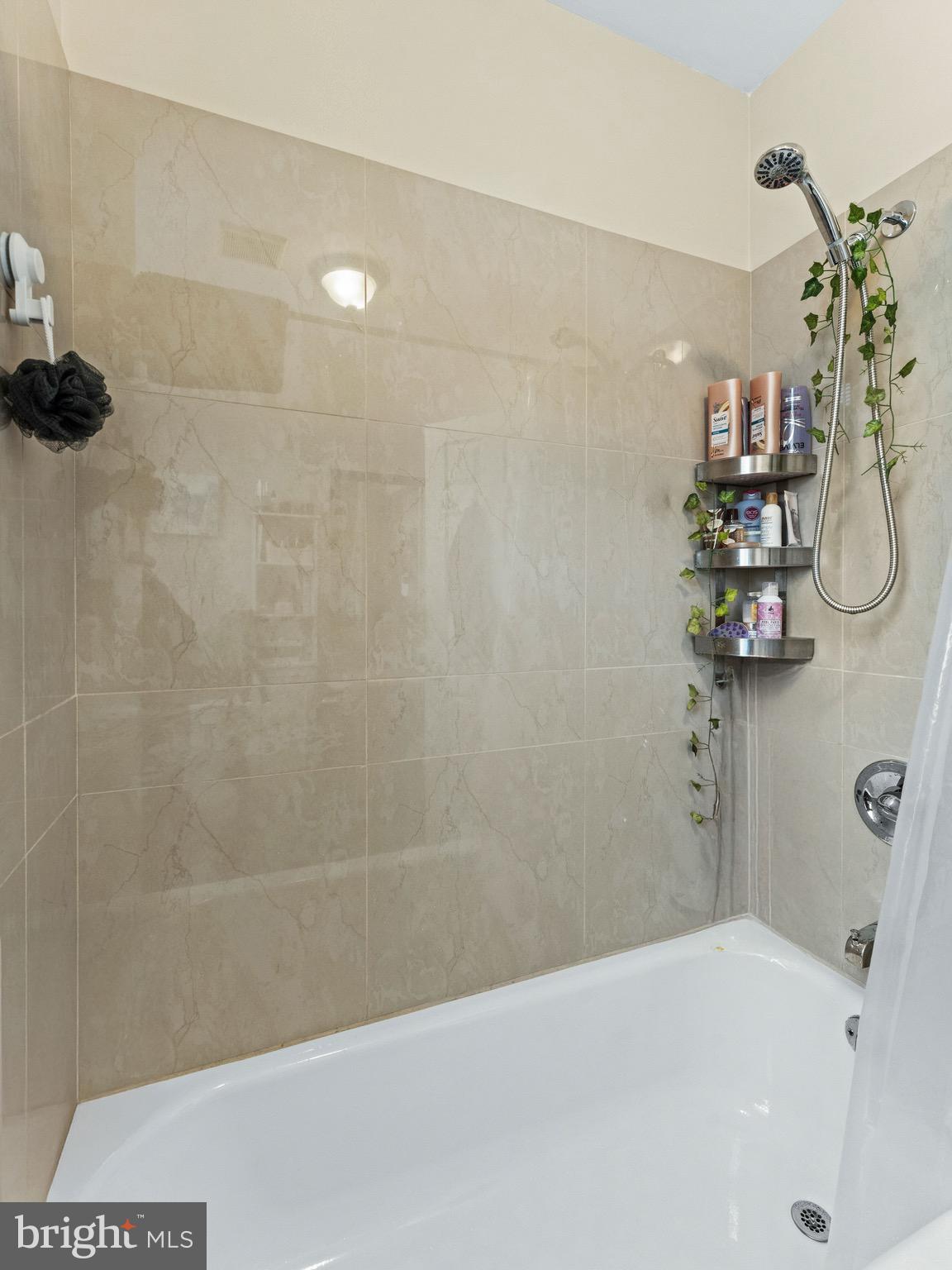 UNIVERSITY CITY - Residential Income