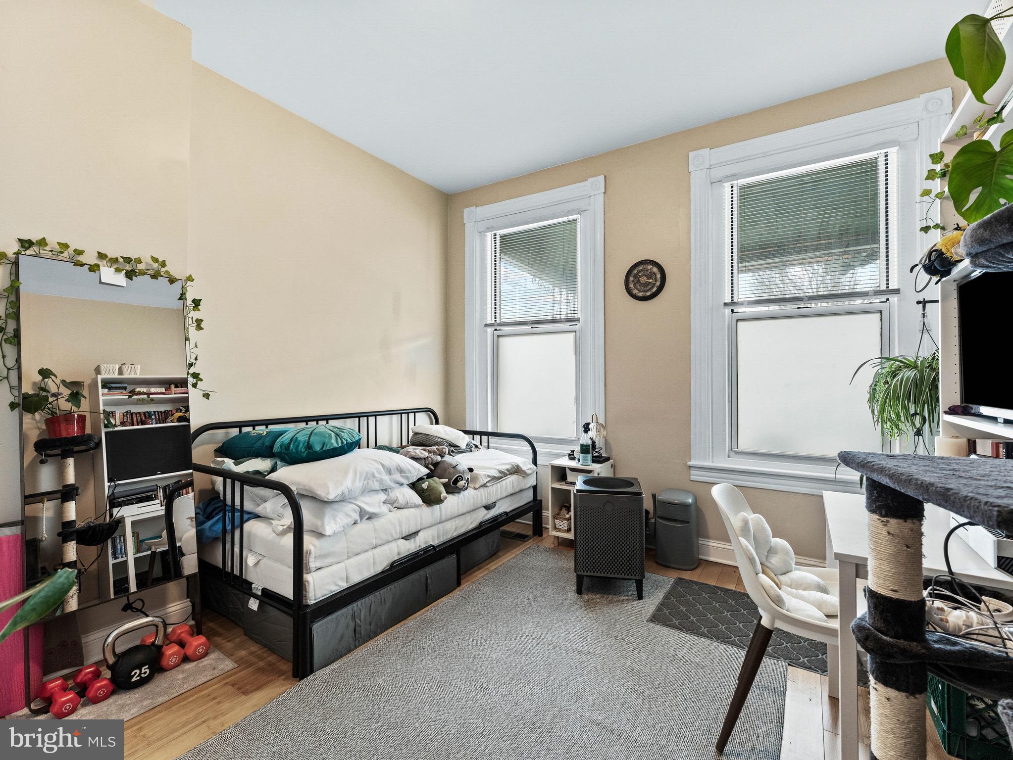 UNIVERSITY CITY - Residential Income