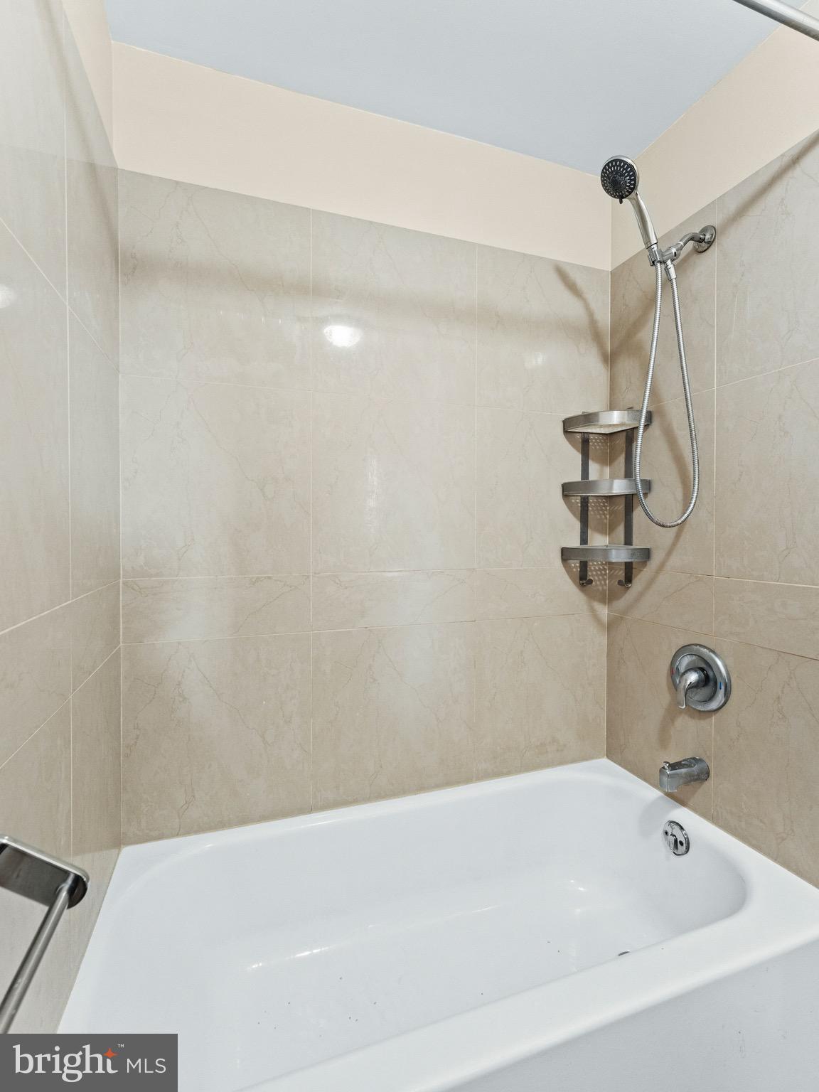 UNIVERSITY CITY - Residential Income