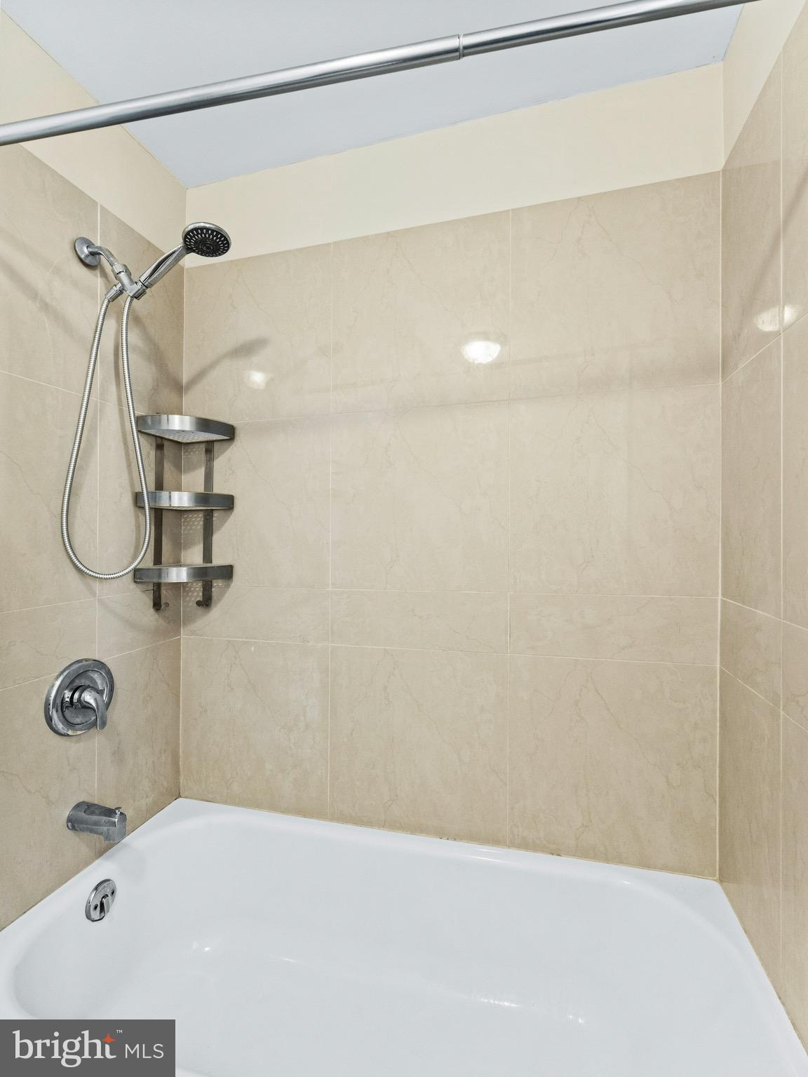 UNIVERSITY CITY - Residential Income