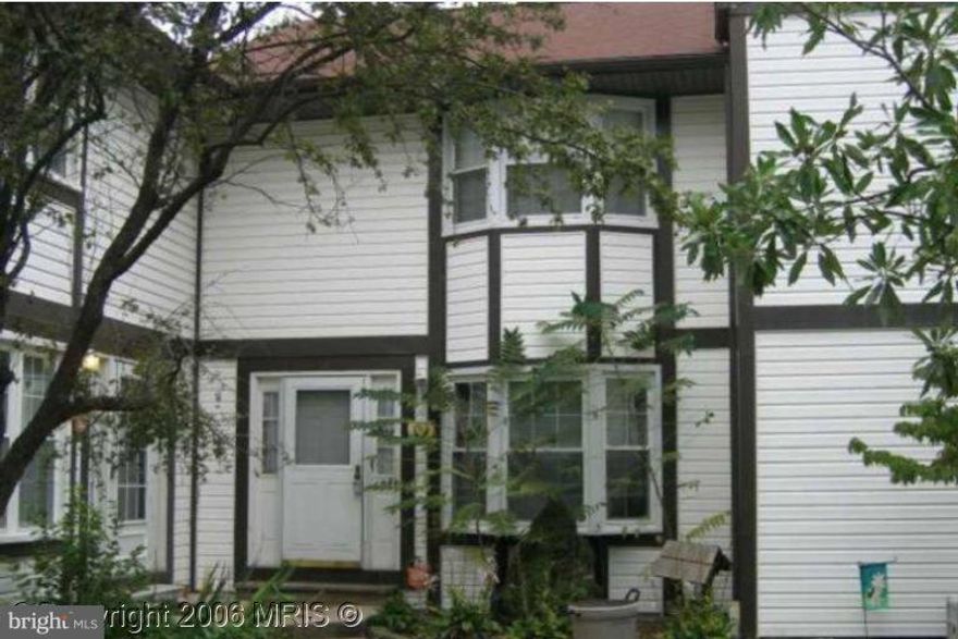 PENDIN  Large 4 bedroom townhouse, needs to be cleaned, short sale.  Property may not be FHA/VA approved. THIS IS IN A CONDOMINIUM ASSOCIATION.  Seller requests that buyer use Short sale attorney title work/company.