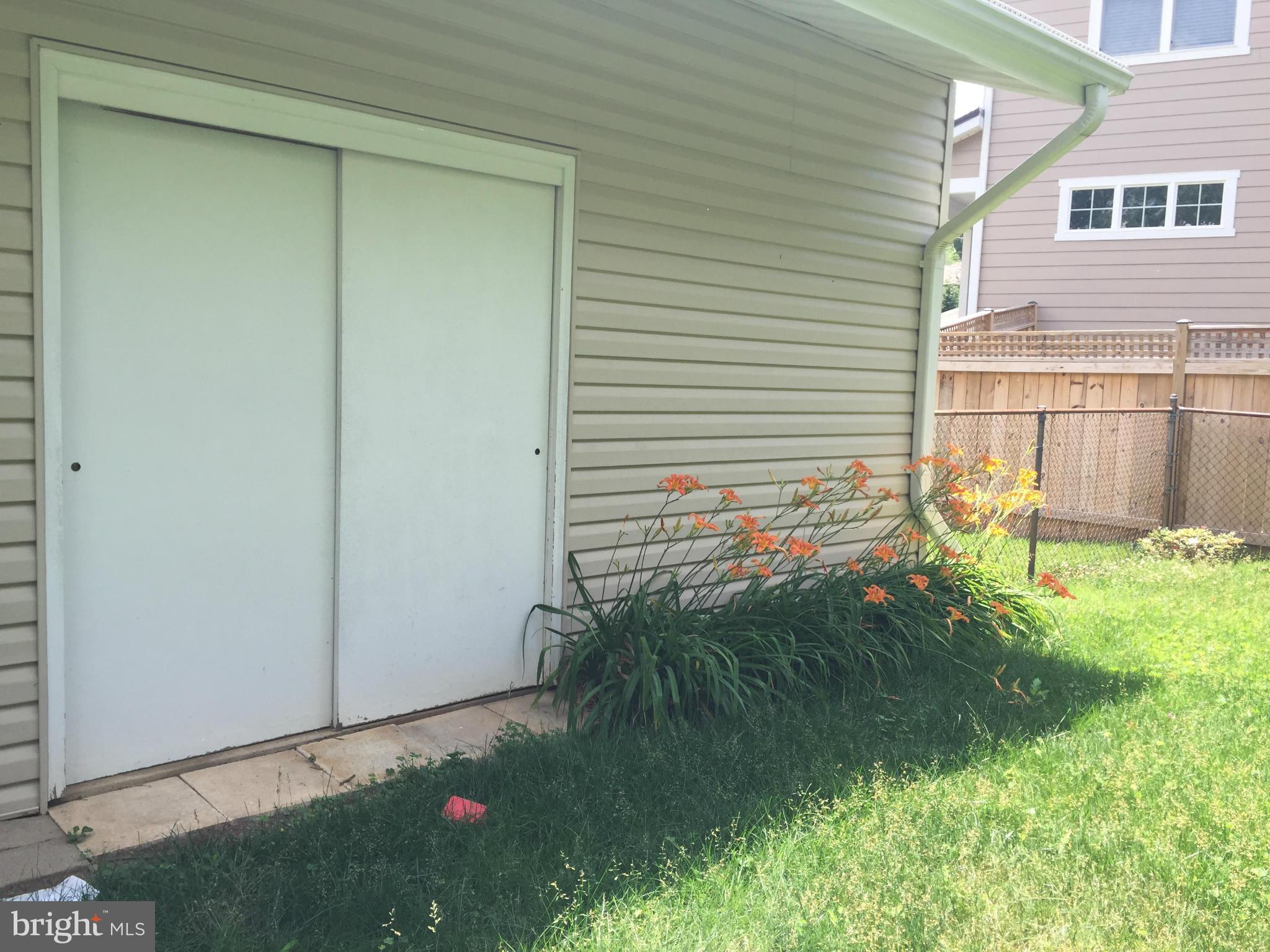 EAST VIENNA WOODS - Residential Lease