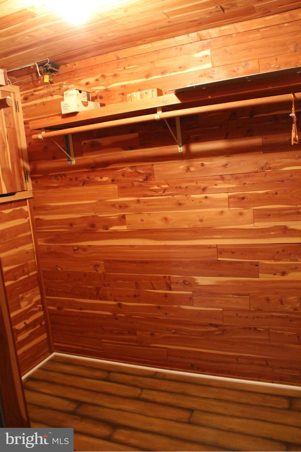 EAST VIENNA WOODS - Residential Lease