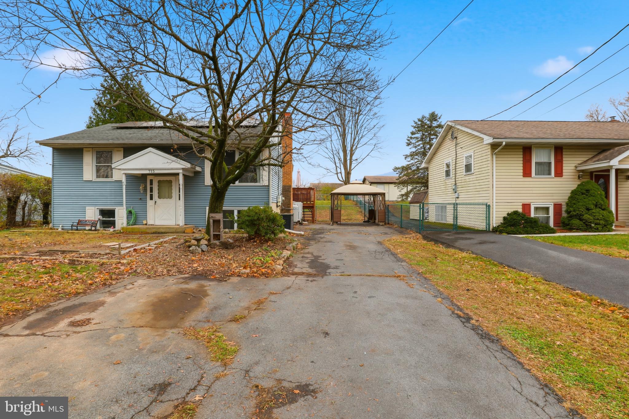 715 CLASTER BOULEVARD