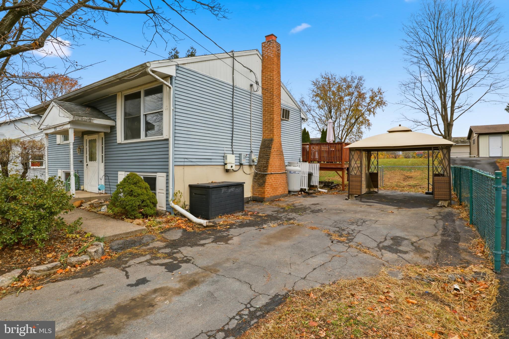 715 CLASTER BOULEVARD