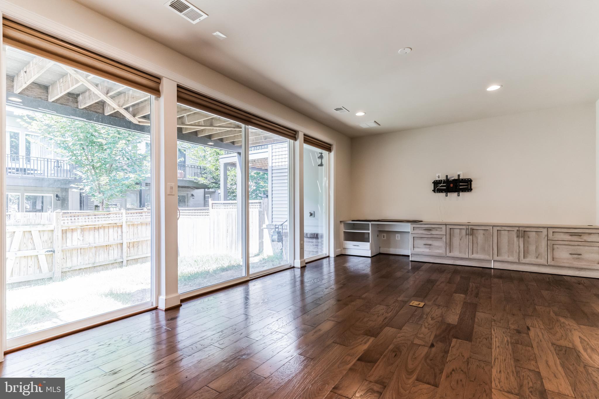 BRAMBLETON TOWN CENTER - Residential Lease