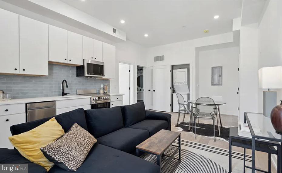 PORT RICHMOND - Residential Lease