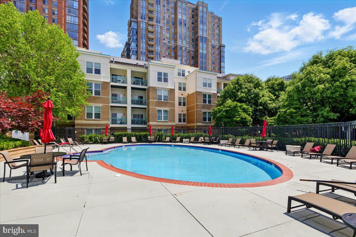 SAVOY AT RESTON TOWN CENTER - Residential