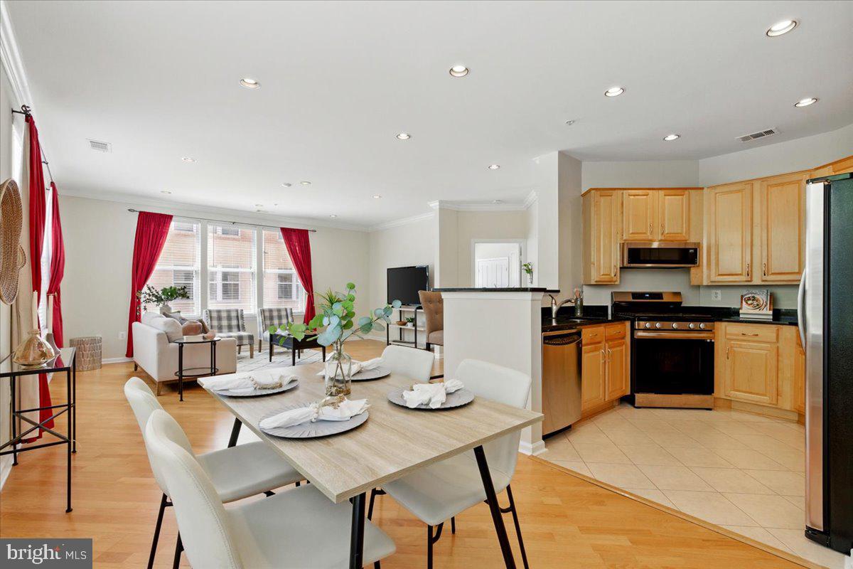 SAVOY AT RESTON TOWN CENTER - Residential