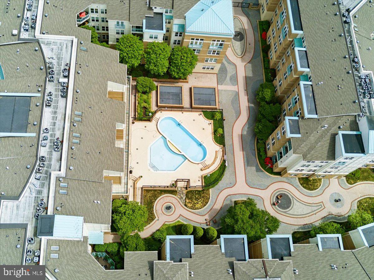 SAVOY AT RESTON TOWN CENTER - Residential