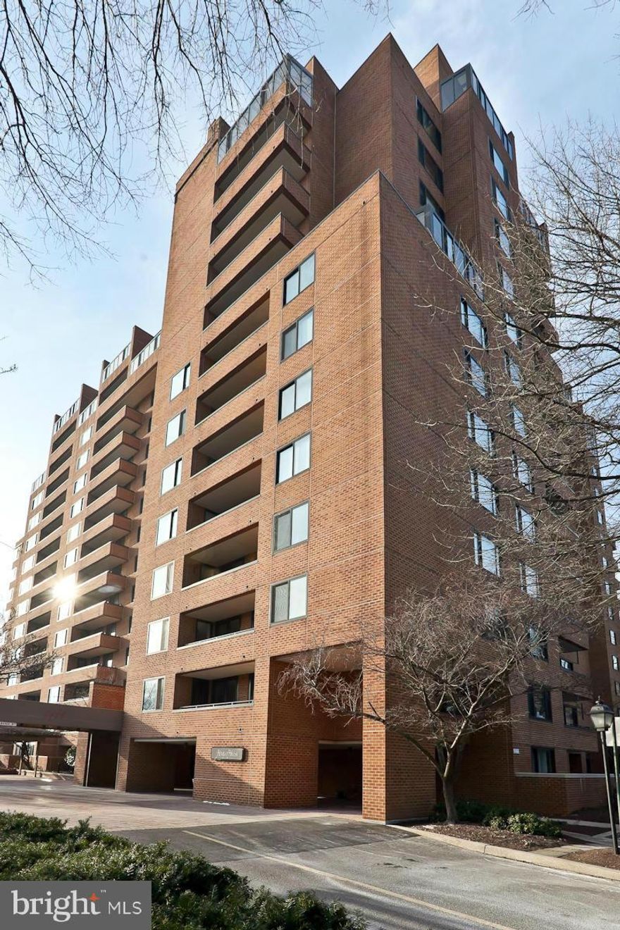 High level unit with southern and western views with large Terrace and for entertaining plus a Solarium, updated kitchen and bathrooms, 2 bedrooms, 2 bathrooms, 2 parking spots plus a storage unit, one of a kind unit in Harper House.