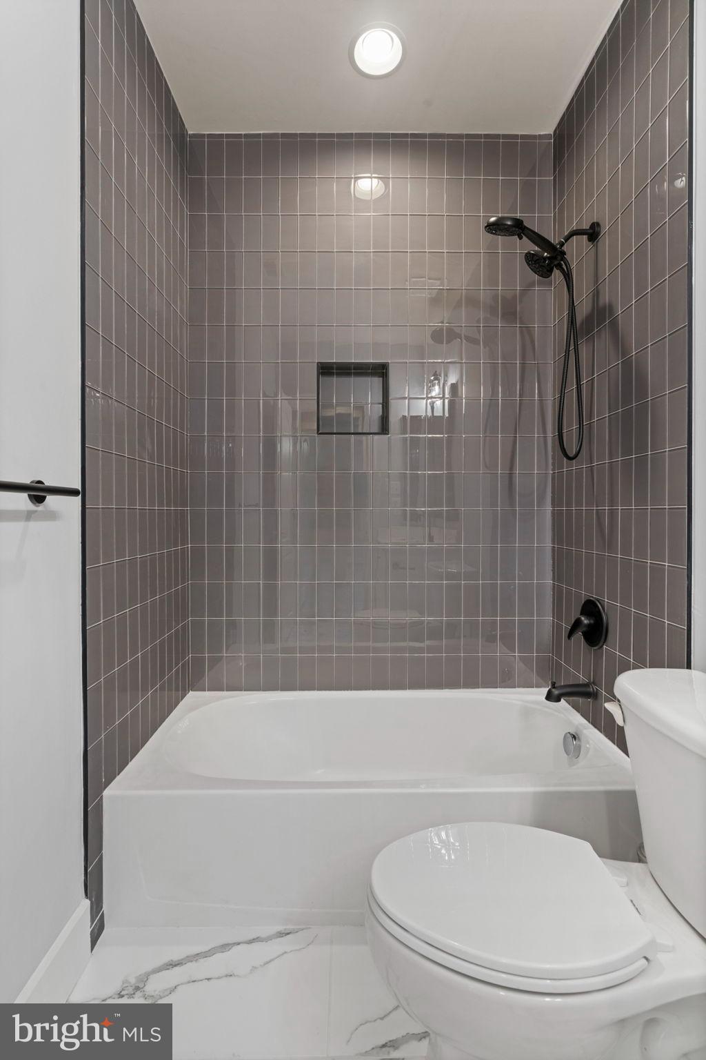 LANSDOWNE ON THE POTOMAC - Residential