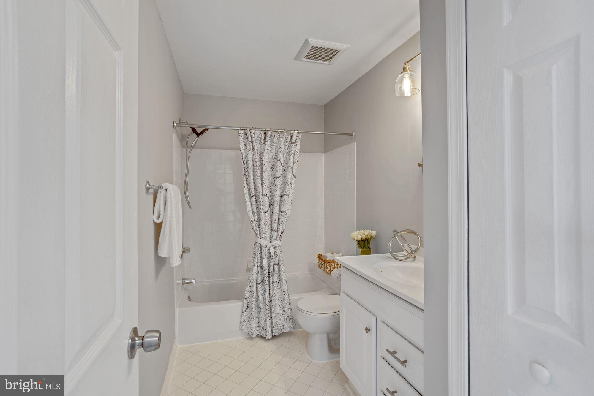 LAKESHORE CONDO - Residential