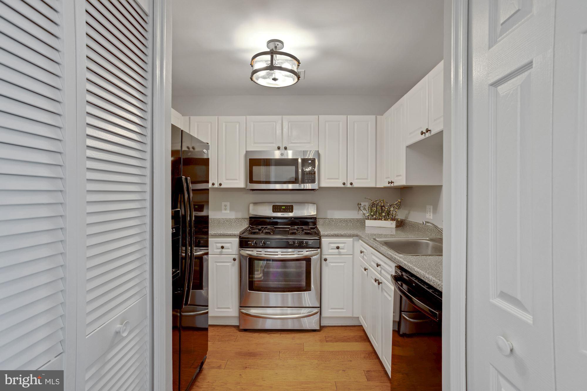 LAKESHORE CONDO - Residential