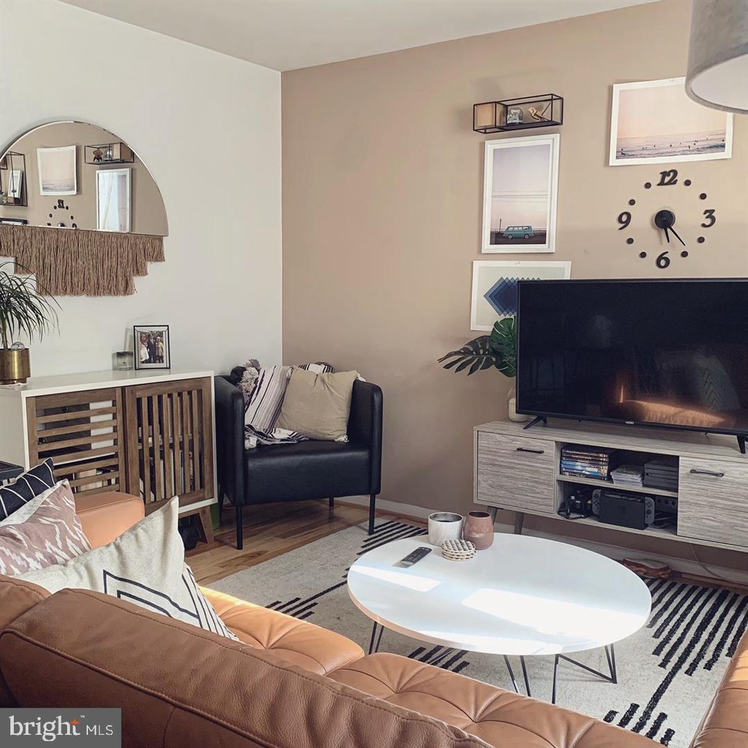 QUEEN VILLAGE - Residential Income