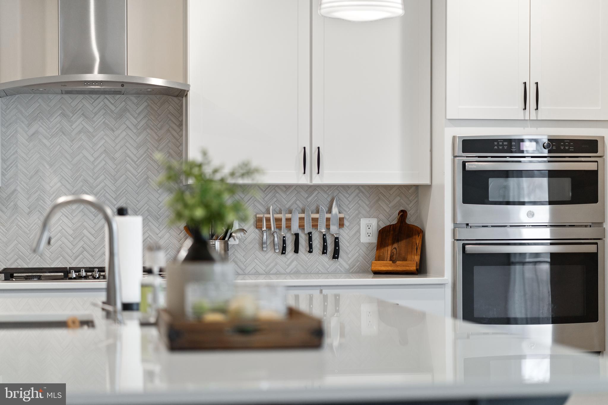 ABRAMS POINTE - Residential