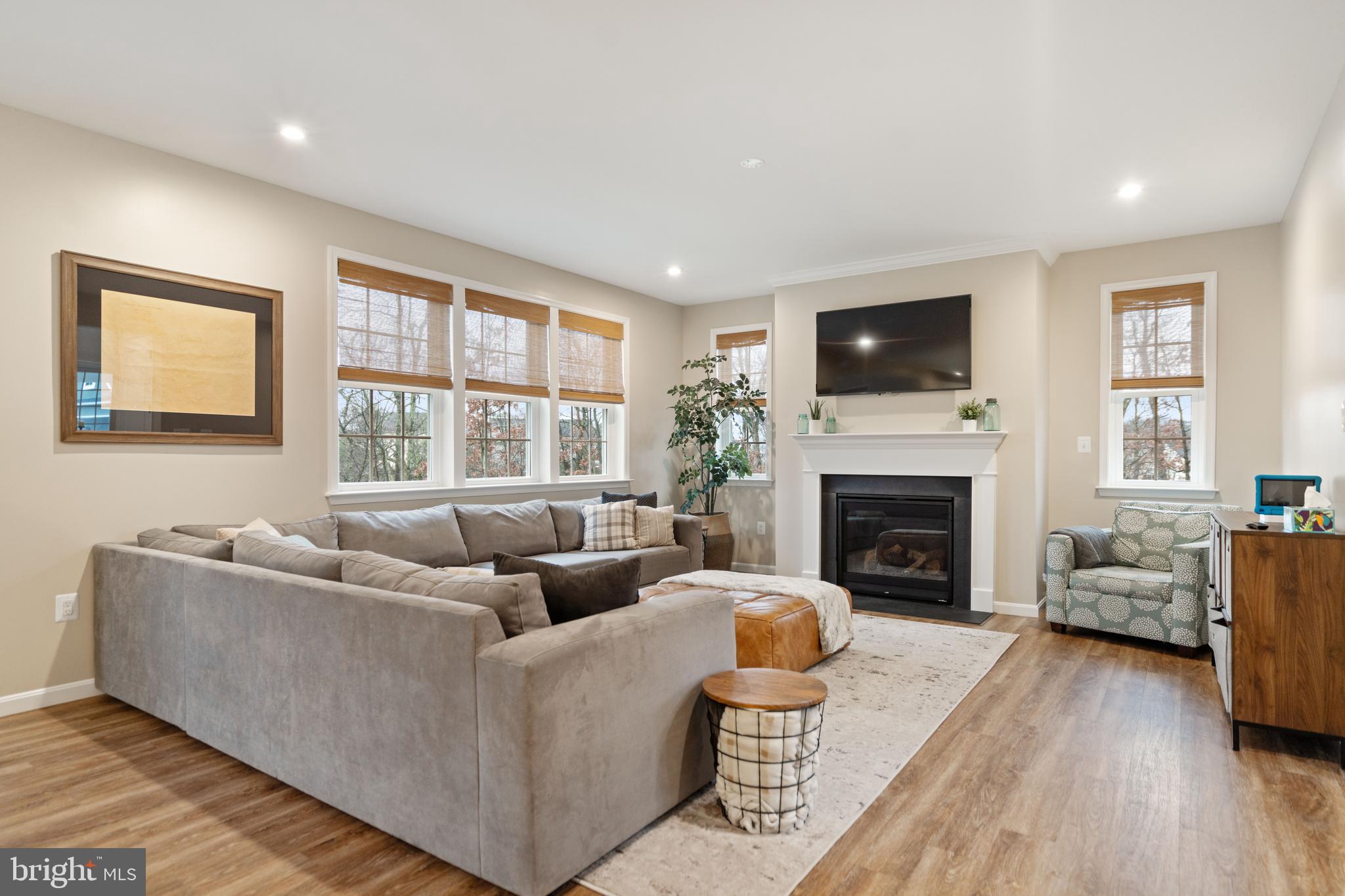 ABRAMS POINTE - Residential