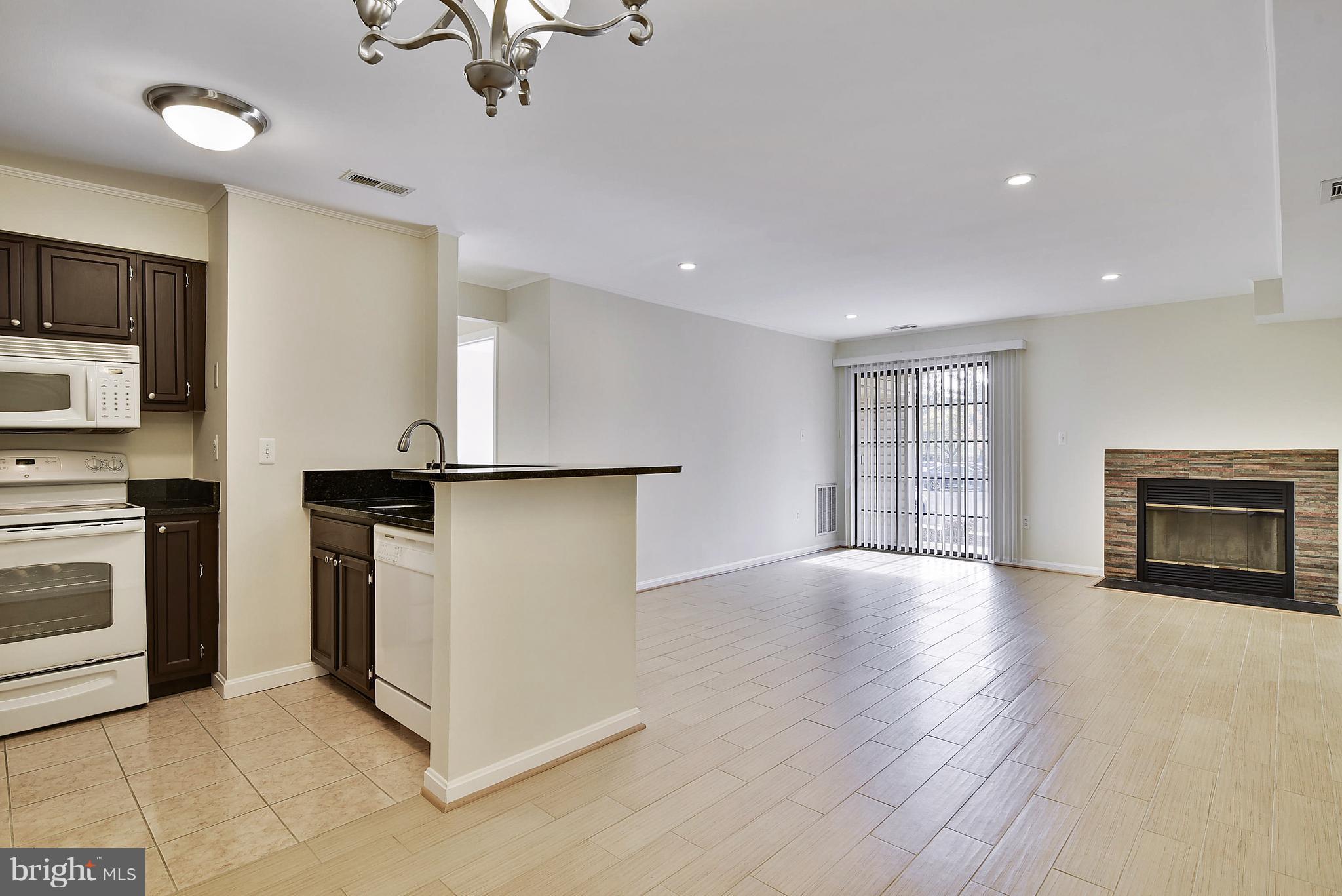 VICTORIA CROSSINGS AT MANCHESTER LAKES - Residential Lease