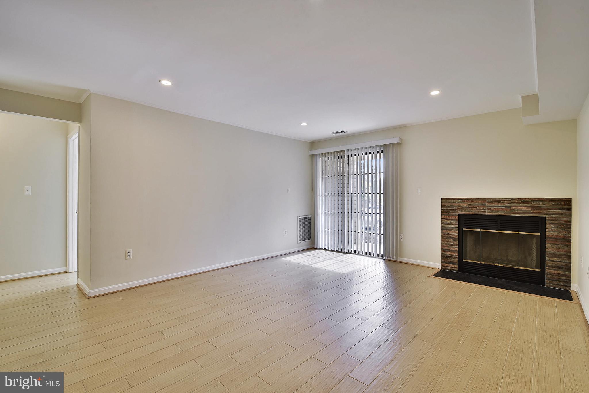 VICTORIA CROSSINGS AT MANCHESTER LAKES - Residential Lease